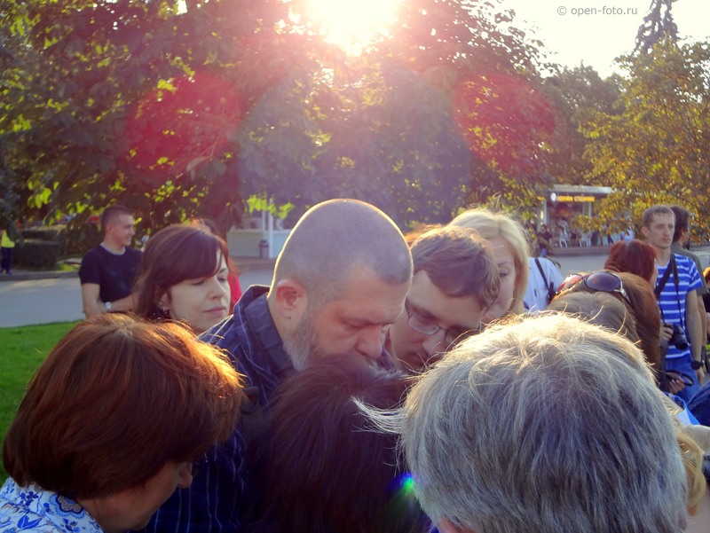 Участники фотопрогулки «Обновленная ВДНХ» вокруг Евгения Колкова, основателя OPEN FOTO